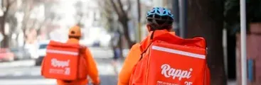 VIDEO | Trabajadores de App de reparto en Colombia protestan quemando sus maletas frente a oficinas de la empresa