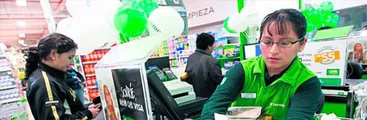 Investigación de Fundación SOL devela que 50% de trabajadores/as gana menos de $458 mil pesos y que el 52,1% no podría sacar a una familia promedio de la pobreza con su salario