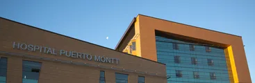 Menor de edad pasa la noche en un pasillo y esposado en Hospital de Puerto Montt