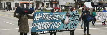 Se manifestaron contra proyecto energético GNL Talcahuano afuera de la Intendencia del Biobío