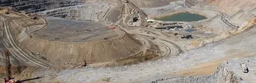 Expansión de Los Bronces: La mina de cobre a 60km del centro de Santiago que consume la cantidad de agua equivalente a 400 mil personas