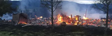 Queman 3 cabañas en ribera del Lago Lanalhue: panfletos señalan “Fuera Rico$” y “No a la carretera minera y salmonera”