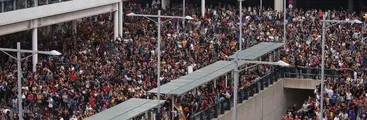 Población catalana reacciona ante sentencias a independentistas tomándose carreteras, líneas férreas y aeropuerto de Barcelona
