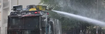 Ataques químicos contra la población: Estudio confirma presencia de soda cáustica en líquido de carros lanza-agua