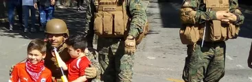 Abrazan a militares y estos responden disparando
