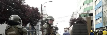 Colegio de Periodistas denuncia uso de linternas para impedir el registro de las detenciones durante las manifestaciones