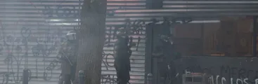 Arremetida de Carabineros habría provocado amago de incendio en supermercado Santa Isabel en Concepción