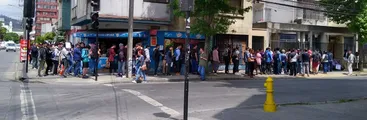 Jóvenes asisten masivamente a cantones de reclutamiento para no realizar el Servicio Militar