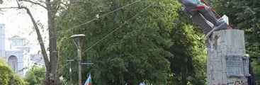 VIDEO | Hace un año, manifestantes derribaron la estatua del genocida y militar español Pedro de Valdivia en Concepción