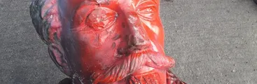 Videos | Derriban estatua del genocida y militar español Pedro de Valdivia en Concepción