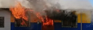 La derecha desprestigiada: Manifestantes atacan sedes UDI-RN y oficinas parlamentarias en Santiago y Biobío