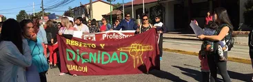 Profesoras/es de escuela D-600 de Hualqui exigen salida de su directora por agobio laboral