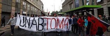 En una semana se dará el veredicto final a estudiantes expulsados y suspendidos de la UNAB de Santiago por toma de dependencias