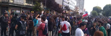 FOTOS+VIDEOS| Manifestantes mantienen protesta en centro penquista a pesar de ataques policiales