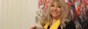 Artista penquista regala su primer libro a través de la web