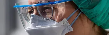 Estudio evaluó qué tan efectivas son las mascarillas y protecciones oculares para evitar infección por coronavirus