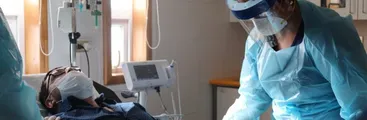 Funcionarios/as de la salud contagiados por Covid siguen al alza y en precarias condiciones