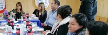 Pese al riesgo sanitario, Jacqueline van Rysselberghe participa de comida con adultos mayores sin medidas preventivas