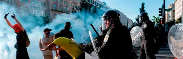 Privatización de la salud, extrema pobreza y racismo: El contexto social que sostiene las protestas en EEUU