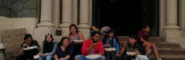 Funcionaria de DEM Lota acampa desde hace 3 meses en afuera de parroquia a modo de protesta por despido injustificado
