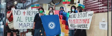 Manifestantes ingresan al Consulado de Chile en Madrid en apoyo los Presos Políticos Mapuche en huelga de hambre