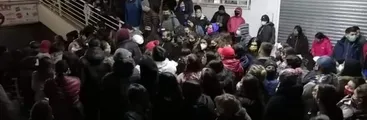 Inmensas aglomeraciones en centros comerciales marcan primer día de desconfinamiento en Santiago