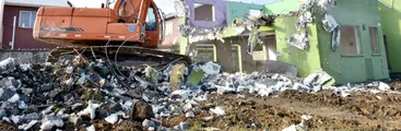 Demuelen las últimas fallidas viviendas para familias damnificadas del 27F en Coronel