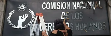 México: familiares de víctimas y colectivos feministas mantienen tomada la sede de la Comisión Nacional de Derechos Humanos