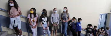 Francia cierra nuevamente colegios tras rebotres de coronavirus