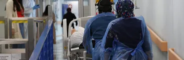 Casos activos Covid en Chile descienden hasta 18.008 mientras muertes totales llegan a 44.376 