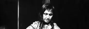 Violeta Parra, la guitarra indócil: El libro en que Patricio Manns evoca y homenajea a la artista