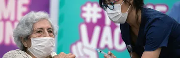 Países con vacunación exitosa han disminuido muertes y contagios... excepto el Chile de Piñera