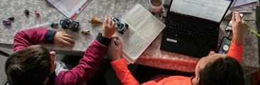 Pobreza de tiempo y desigualdad: Mujeres llegan a dedicar 41 de horas semanales a trabajos no remunerados mientras hombres solo 18