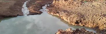 Gran filtración de aguas servidas afecta la orilla del río Andalién en Concepción