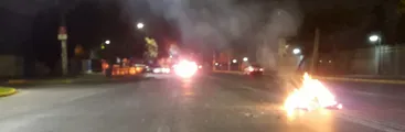 Cacerolazos y barricadas contra Piñera en distintas regiones del país