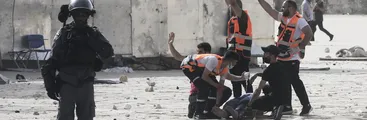 Fuerzas israelíes ingresan a la mezquita de Al-Aqsa dejando varias personas heridas en medio protestas contra el desalojo de familias palestinas