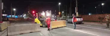 Con bloques de hormigón en caminos instalan cordón sanitario en Los Ángeles