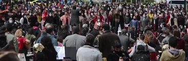 MÚSICA| “El pueblo unido jamás será vencido” es traducida al euskera y cantada por trabajadoras/es en Grecia
