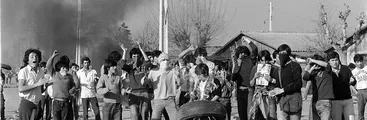 "Un niño y un fusil" o "El guerrillero del amor": La historia detrás de la canción que continúa acompañando las resistencias en la postdictadura chilena