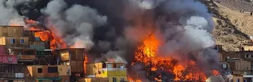Antofagasta: Decenas de viviendas han sido destruidas tras incendio en campamentos