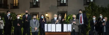 Ni una palabra sobre Renta Básica: Piñera mantiene política de bonos y presenta "IFE Universal"
