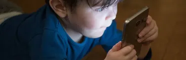 Exceso de pantallas podría generar problema de aprendizaje en niñas y niños