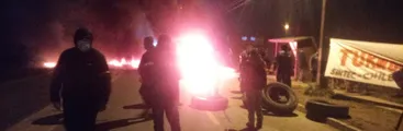 Laraquete: Pobladores y trabajadores montaron barricadas denunciando hostigamiento de Forestal Arauco contra tomas y campamentos