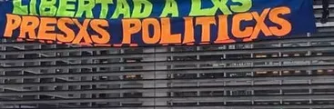 Con encadenamiento en tribunales de justicia inicia jornada exigiendo la libertad de las y los presos políticos del Estallido Social