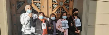 Exigen su libertad: Madres y familiares de las/os presos políticos del Estallido se encadenaron en tribunales de justicia de Santiago