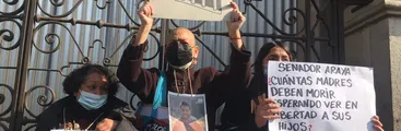 Familiares de las y los presos políticos del Estallido se encadenaron en Catedral de Santiago exigiendo aprobación del Indulto General