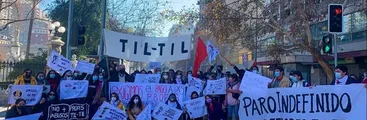 Profesoras/es de Titil llegaron hasta el Congreso Nacional para denunciar a su municipio por no pago de cotizaciones hace cuatro años