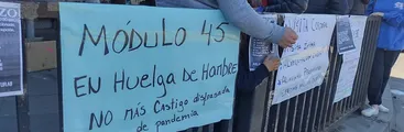 Con barrotazo a las afueras de El Manzano familiares de población penal exigen regularización de visitas y mejoras en su alimentación