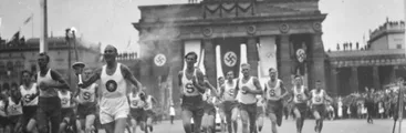 La antorcha olímpica que reinventaron los nazis se apagó ayer en Tokio