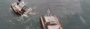 Japón: Buque encalló, se partió en dos y derramó petróleo en el mar